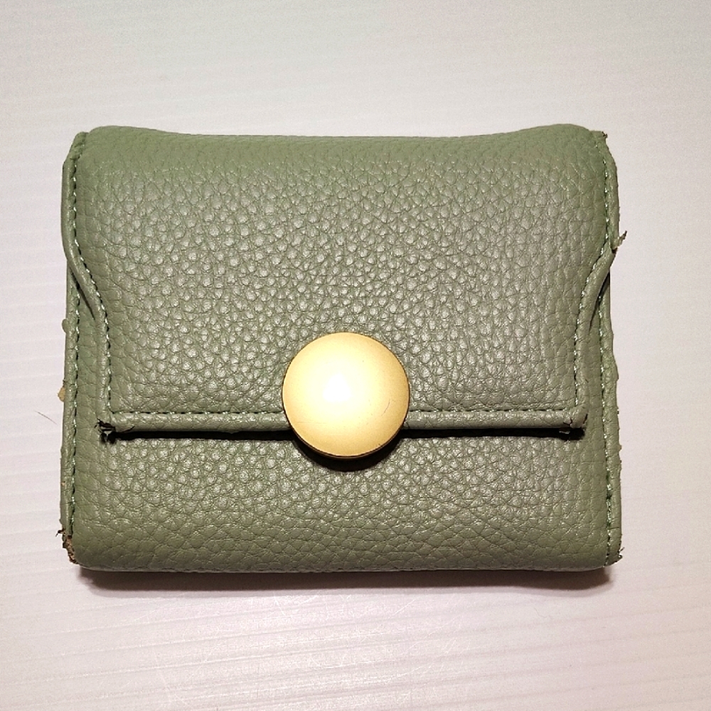 🖤Free with Bundle🖤 Mint & Gold Tri-fold Wallet